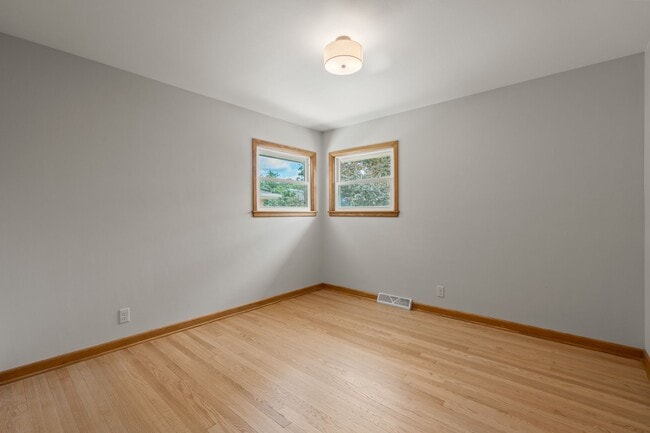 Building Photo - 815 N Roosevelt Ave