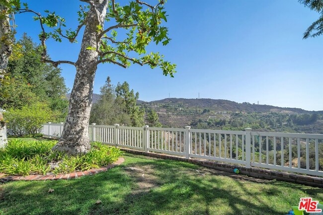 Building Photo - 2324 Banyan Dr