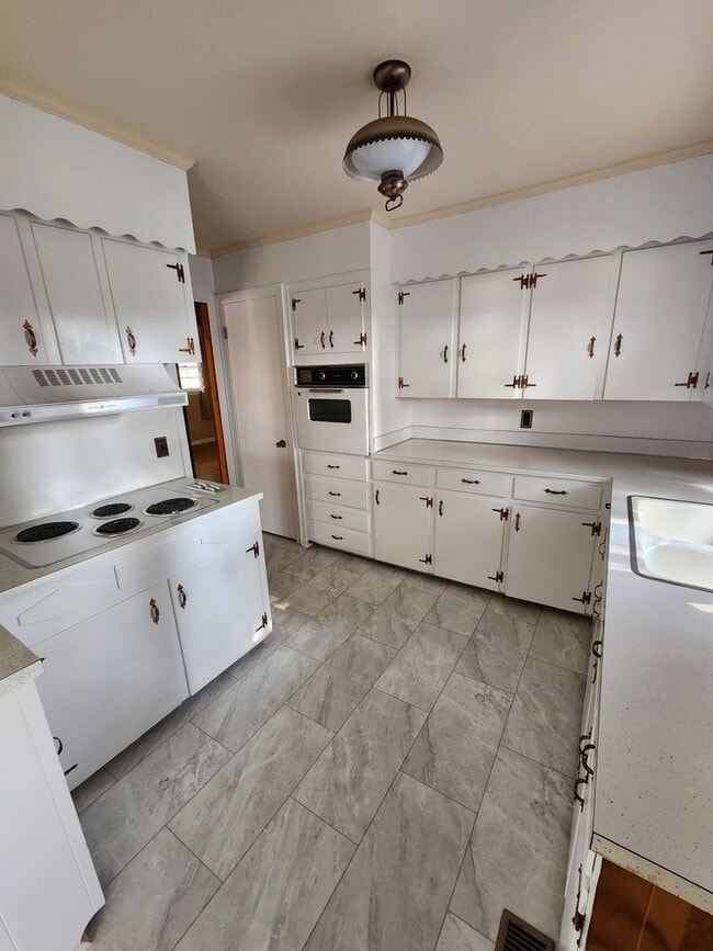 Building Photo - 3-Bedroom Home in Sparta with Hardwood Floors, Carport & Covered Porches
