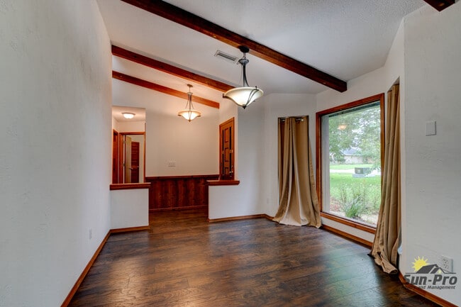 Building Photo - 2025 Willow Oak Dr