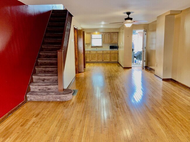 Primary Photo - Marconi Plaza 3bd/2bth w/ Parking on Uniqu...
