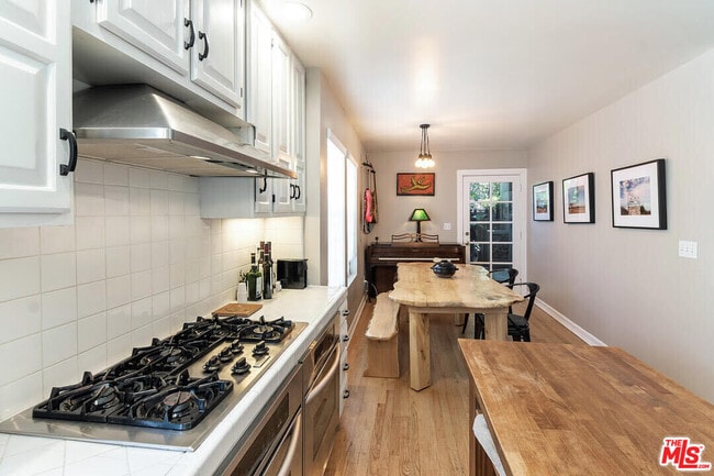 Building Photo - 1518 N Stanley Ave