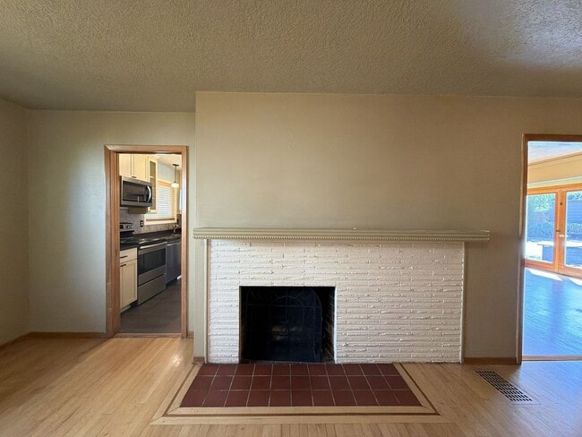 Building Photo - 5220 SE 33rd Pl