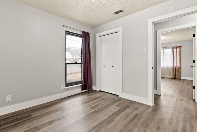 Building Photo - 2606 Lake Rd