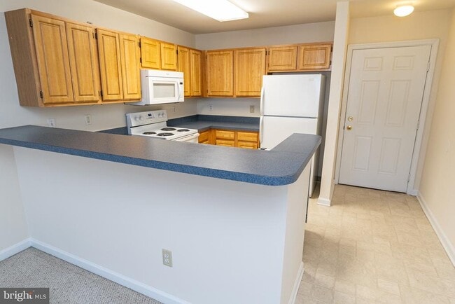 Building Photo - 3500 Sanibel Cir