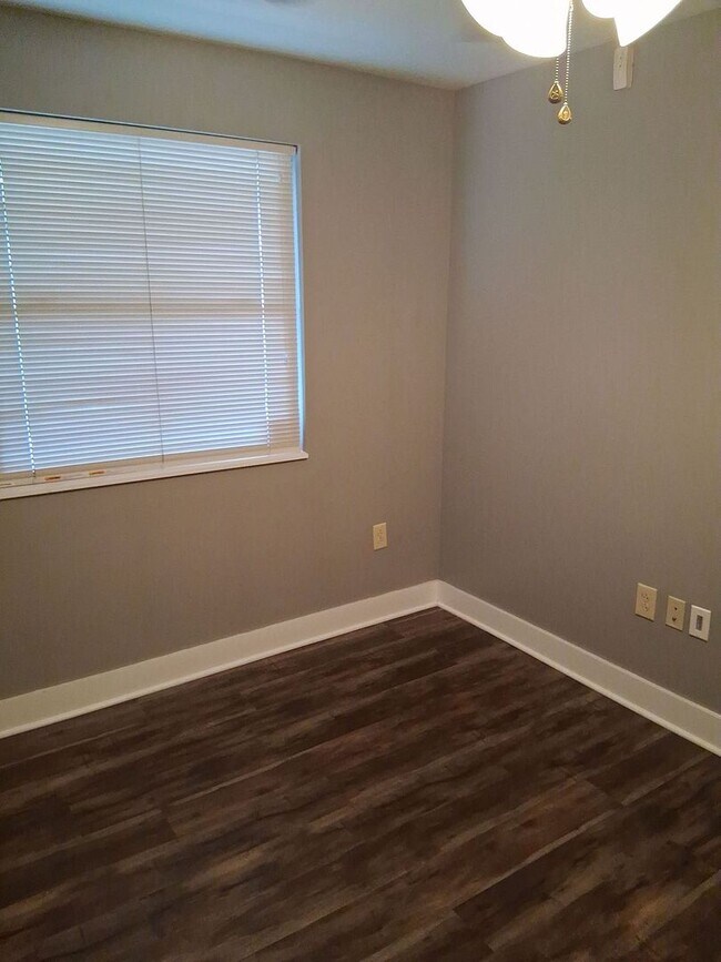 Building Photo - NEW LISTING for Lake Plaza 10th floor unit! Best View in Knoxville - Move in August 13, 2026!