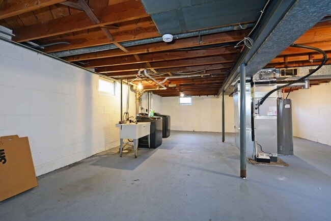 Building Photo - Clean & Updated One-Level Living in Robbin...