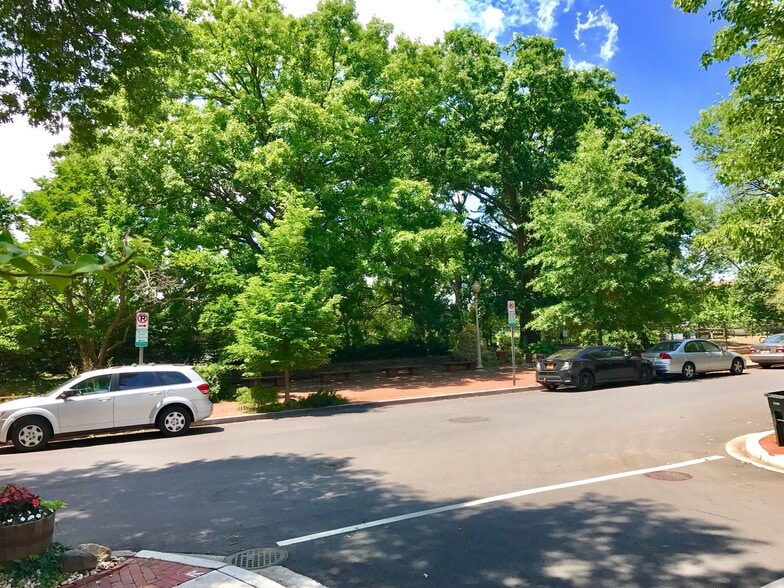 Building Photo - 2526 Queen Annes Ln NW