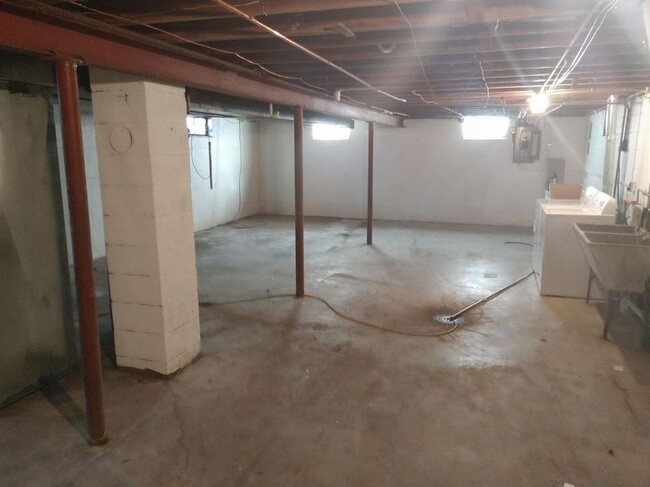 Building Photo - 2737 Hamilton Ave