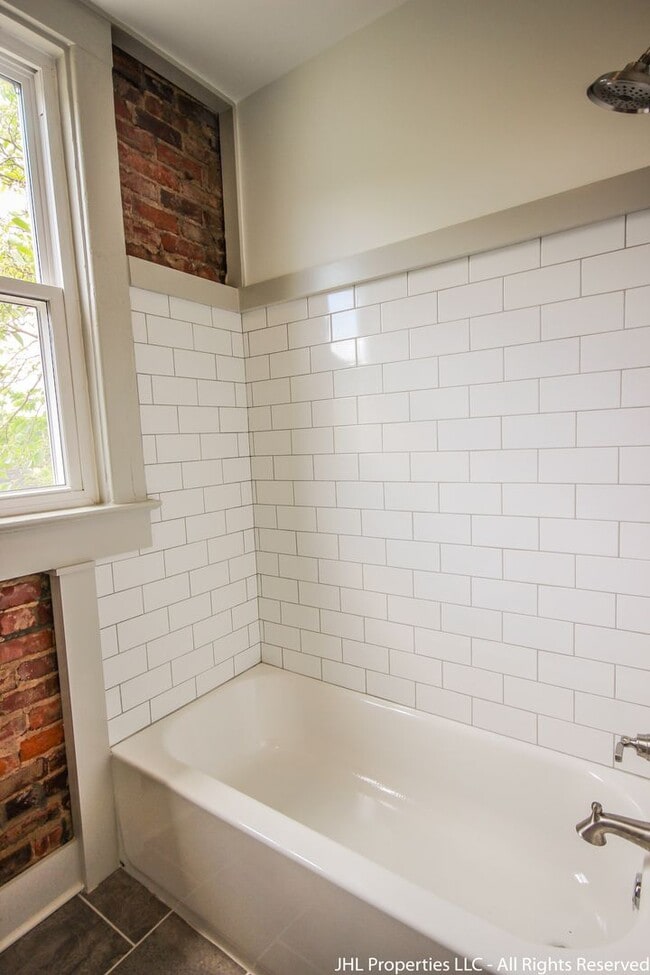 Building Photo - Updated 2 Bedroom 1 Bathroom in Downtown C...