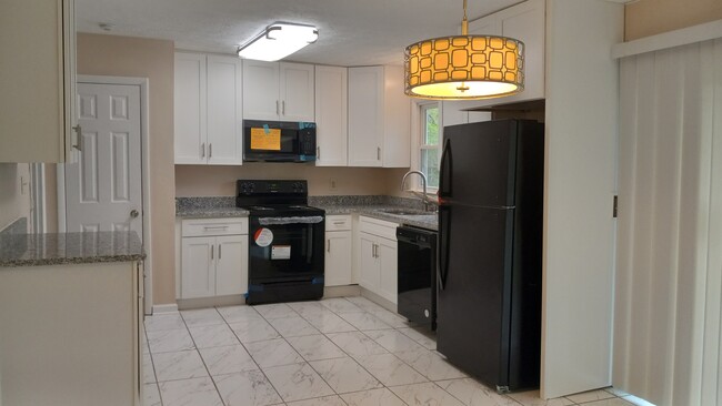 Kitchen - 525 Cedar Wood Ct