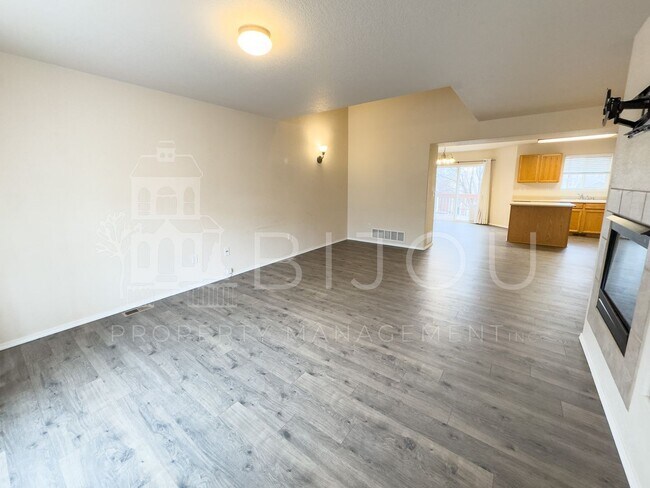 Building Photo - Van Buren Townhome