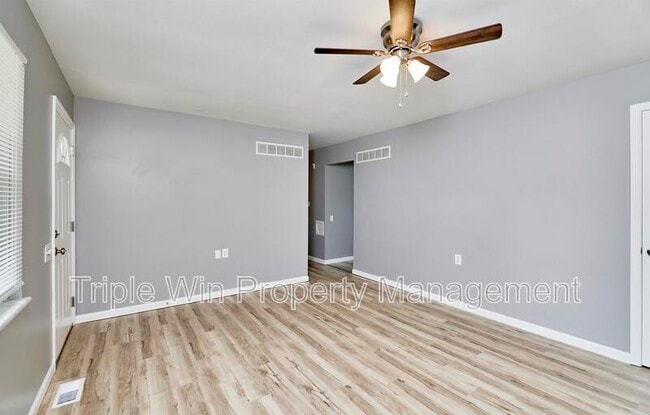 Building Photo - 2325 Golfway St