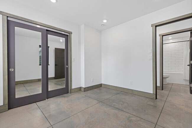 Building Photo - 1XPA2415-101