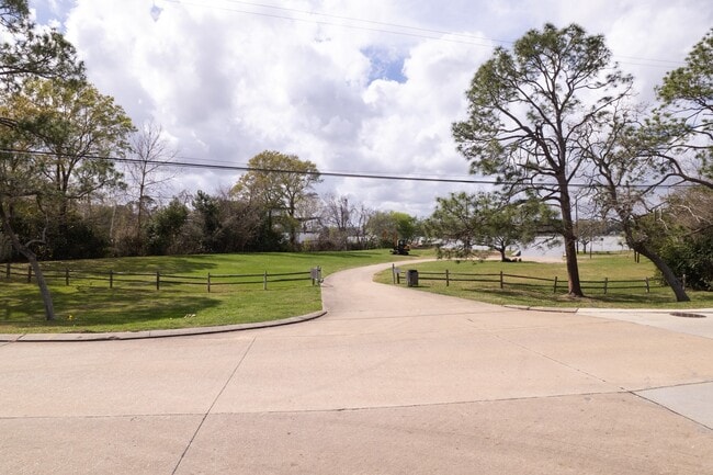 Building Photo - 326 Bayou View Dr