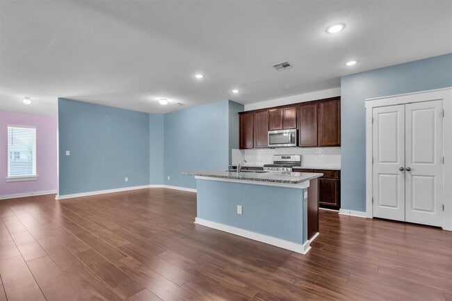 Building Photo - 308 Clearlake Dr