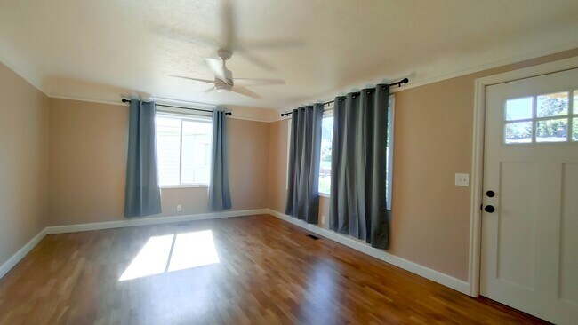 Building Photo - Darling Updated Cottage with New Kitchen a...