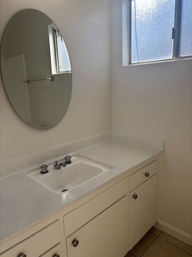 Building Photo - 220 W Spazier Ave