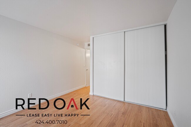 Building Photo - 17830 1/3 Sherman Way-379