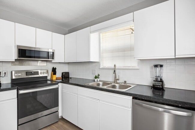 Building Photo - Spacious 3 bed 2 Bathroom House in Peace H...