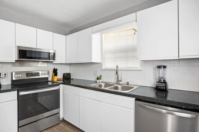 Building Photo - Spacious 3 bed 2 Bathroom House in Peace Haven Rd Winston-Salem