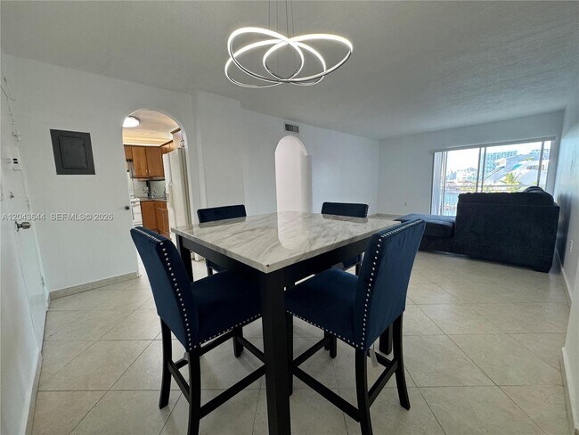 Building Photo - 400 Kings Point Dr