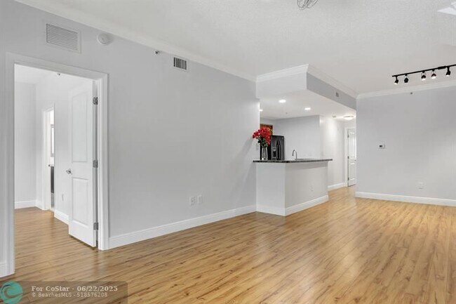 Building Photo - 5960 W Sample Rd