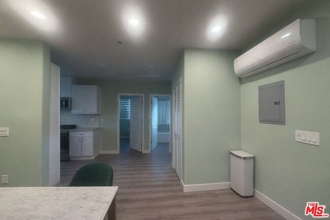 Building Photo - 1337 W Olive Ave