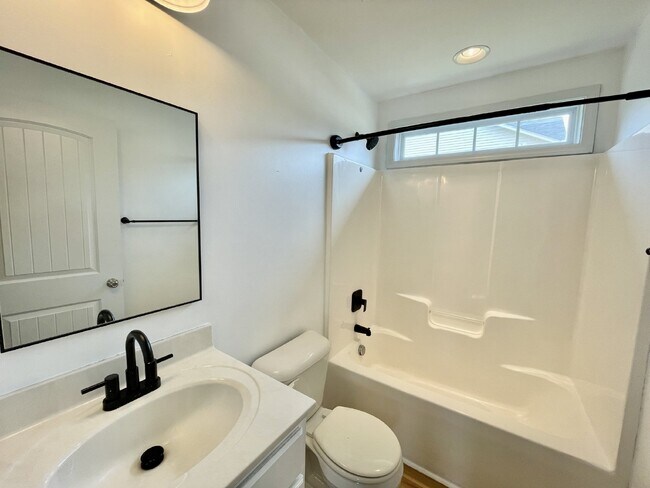 Building Photo - 3 bed, 2 bath Nest in Cameron