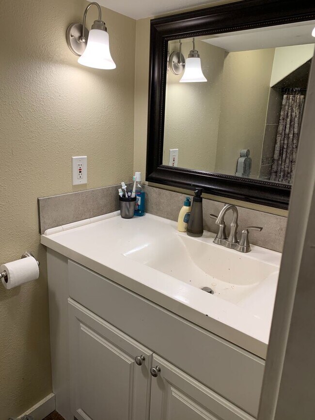 Building Photo - PRE-LEASING FOR JUNE