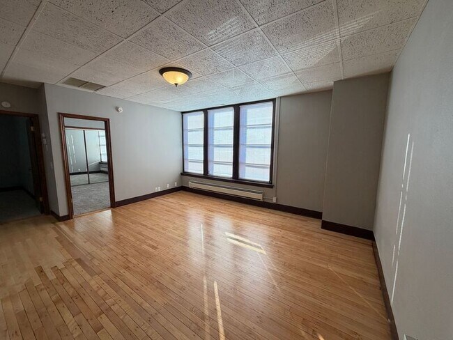 Building Photo - 5402 S 77th St