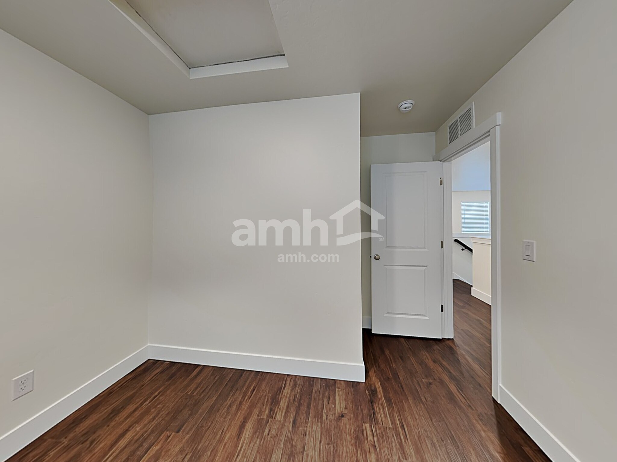 Building Photo - 701 S Rocker Ave