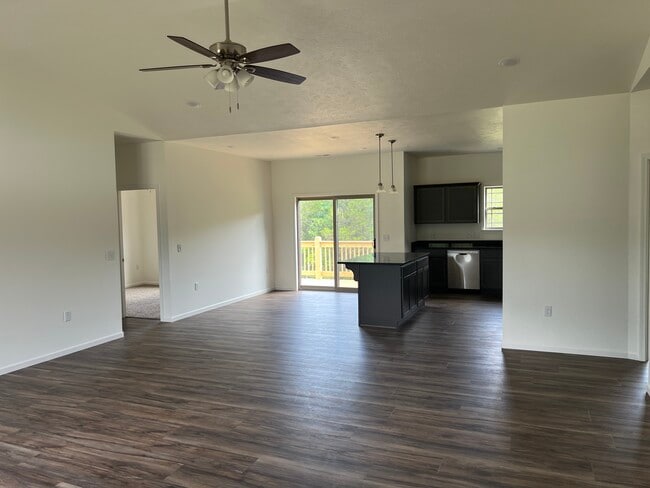 Building Photo - 185 Holly Way Dr
