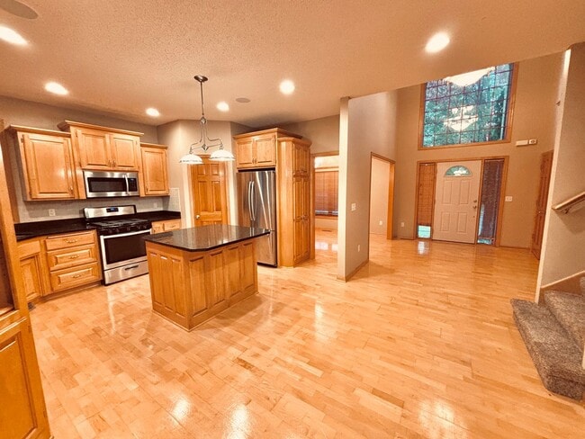Building Photo - Huge 5 bed home located in Maple Grove!