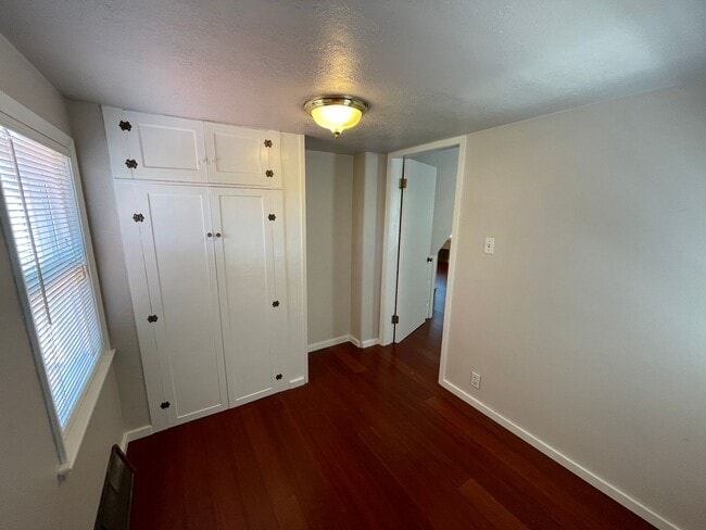 Building Photo - Adorable bungalow with a yard in a fantastic SE location!