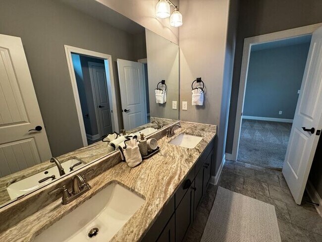 Building Photo - Spacious and luxurious with bonus room
