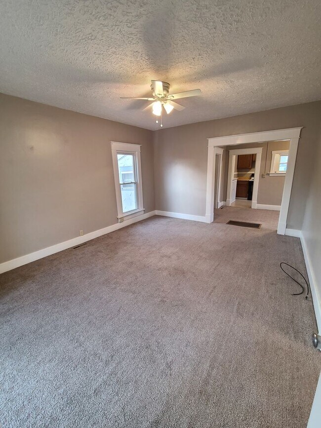 Building Photo - 2 bed 1.5 bath with vacant lot for your ki...