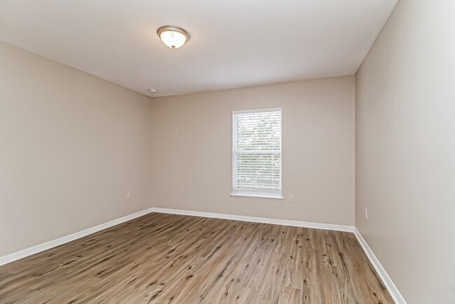 Building Photo - 350 Lake Shepard Dr