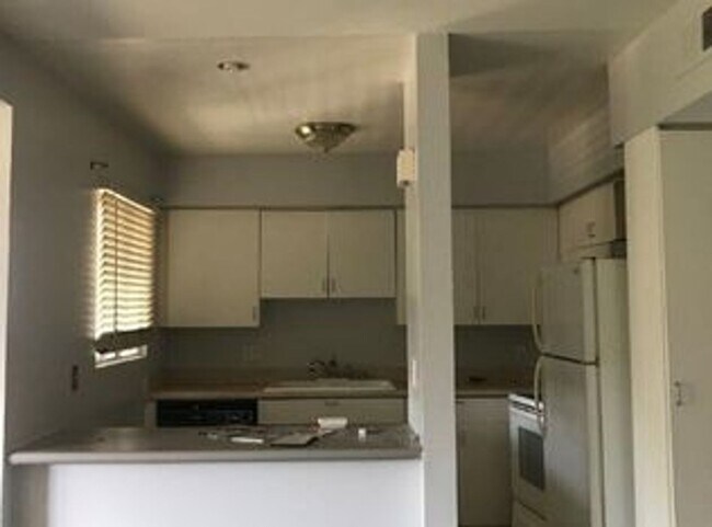 Building Photo - This is a great opportunity to rent a 2 bedroom at a competitive price in Tarzana.