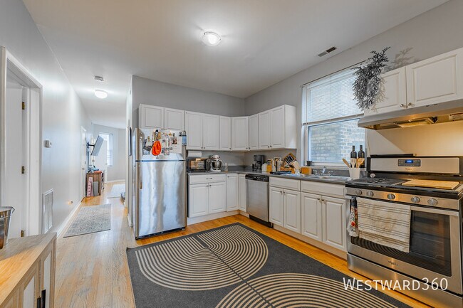 Building Photo - 3242 N Hoyne-1