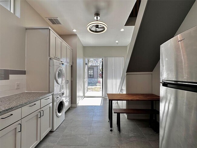 Building Photo - 914 E 39th St