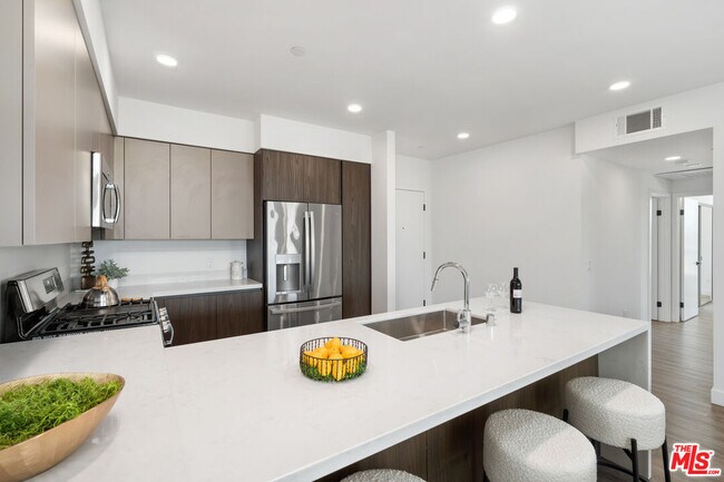 Building Photo - 6144 Whitsett Ave