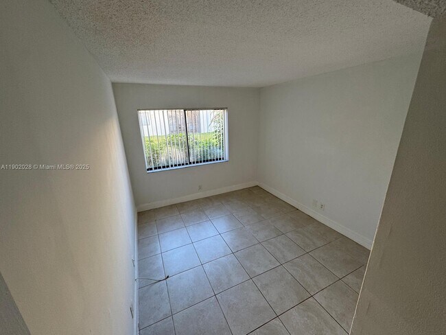 Building Photo - 161 Lakeview Dr