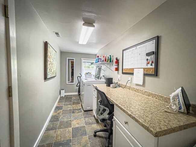 Building Photo - Kelsey's Cottage: Fully Furnished 2 bd/1ba Jacksonville Cottage, Large yard! $300 Utility Fee