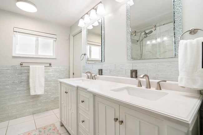 Building Photo - 3003 W Vina Del Mar Blvd