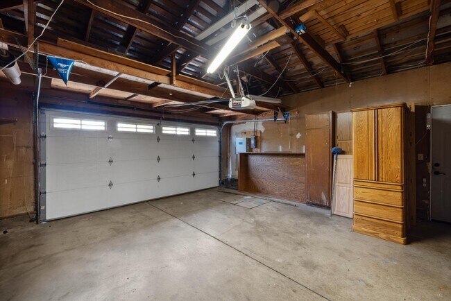 Building Photo - 618 Crestview Dr
