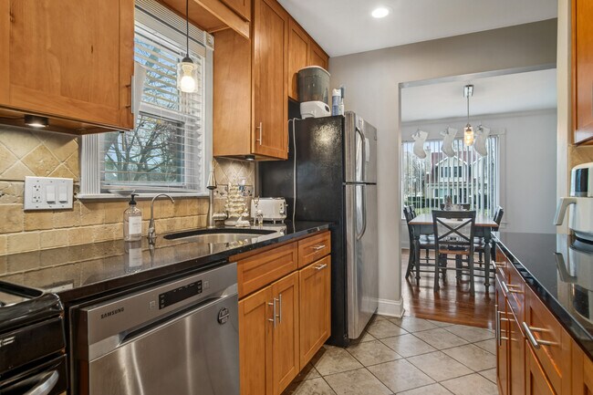 Building Photo - 102 S Ashland Ave