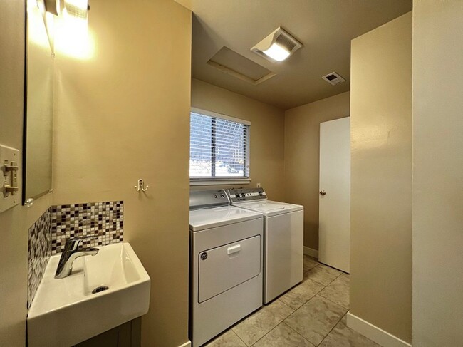 Building Photo - Absolutely Adorable One Bedroom Home Near Downtown Napa