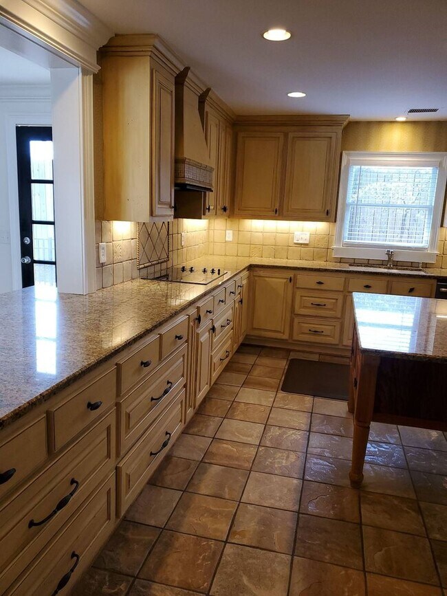 Building Photo - Spacious home in the Augusta Road Community - Lawn care included!