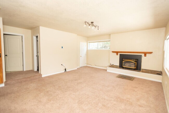 Building Photo - 307 N 3rd St